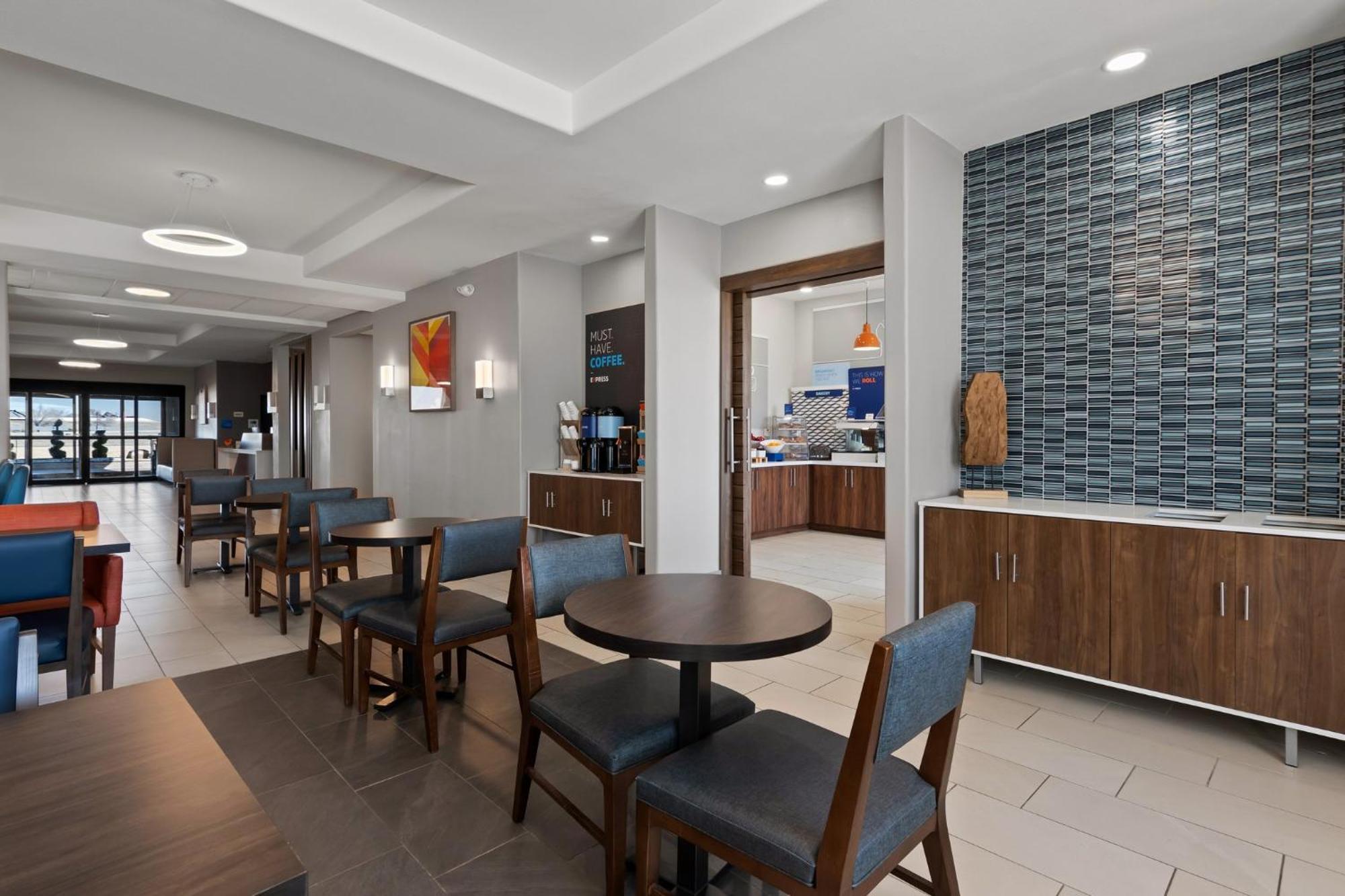 Hotel Express & Nw - Quail Springs By Ihg